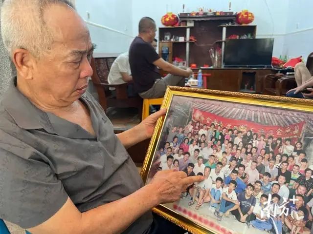 吳父拿著老照片回憶。 南方+ 余丹 拍攝 圖片